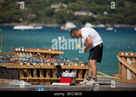 Mann Floß Installation Feuerwerk Bomben auf einem schwimmenden. Vorbereitungen für den 14. Juli Französischer Nationalfeiertag in St. Tropez. Stockfoto