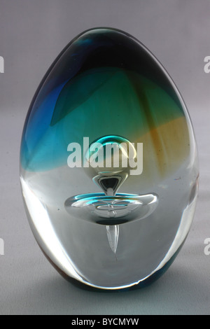 Eine Acryl Briefbeschwerer mit einfachen Design aus einem Ring aus Luft und eine invertierte Teardrop steigt dadurch. Stockfoto