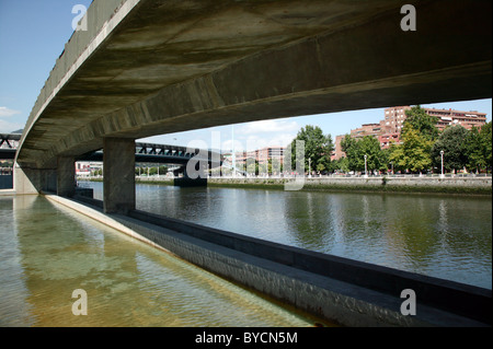 Zeigen Sie unter der erhöhten Laufsteg im Palacio de Congresos y De La Musica in Richtung Puente Euskalduna, Bilbao, Spanien an. Stockfoto