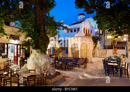 Dies ist das zentrale Quadrat von Pyrgos Dorf, wahrscheinlich die schönste Insel Tinos, Kykladen, Griechenland. Stockfoto