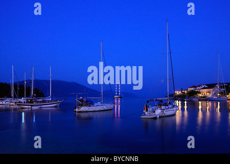 Teil des Dorfes kleinen Hafen von Fiskardo, bevorzugten Ankerplatz der Skipper der Ionischen Insel Kefalonia. Stockfoto