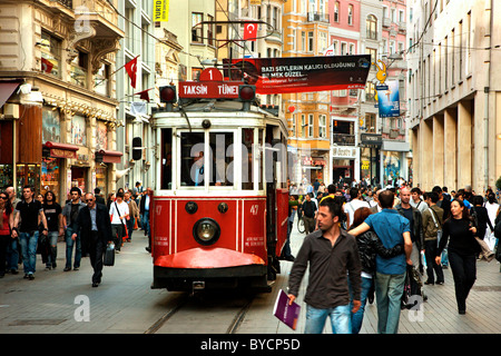 Der berühmte rote Straßenbahn der Istiklal Caddesi ("Straße"), die vom Taksim Platz an den Tunnel, Istanbul, Türkei geht Stockfoto