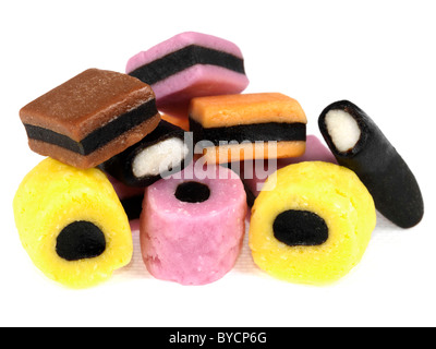 Handvoll authentischen farbenfrohen Liquorice Allsorts Süßigkeiten gegen einen weißen Hintergrund mit Freistellungspfaden und keine Leute Stockfoto