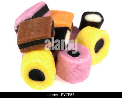Handvoll authentischen farbenfrohen Liquorice Allsorts Süßigkeiten gegen einen weißen Hintergrund mit Freistellungspfaden und keine Leute Stockfoto