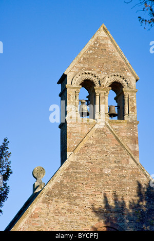Bell Tower der Kilpec Kirche St. Mary und St David Kirche in der Nähe von Hereford England mit romanischen Norman Bögen und Glocken ausgesetzt Stockfoto
