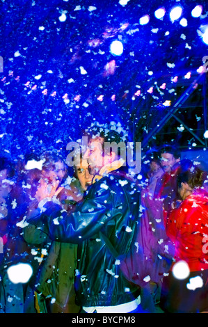 Paris, FRANKREICH - öffentliche Veranstaltungen - Nuit Blanche, Paare Dancing at Ball - (Bal Perdue - von Pierre Ardouvin), mit künstlichem Schnee, Menschen im Schneesturm, Tanz im Mondlicht Stockfoto