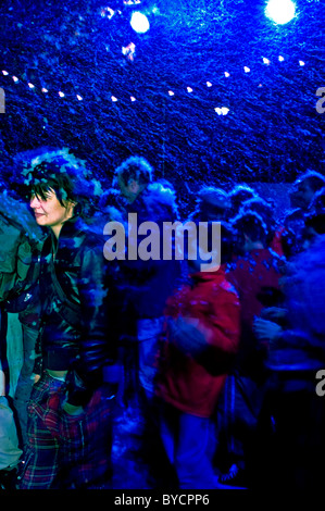 Paris, FRANKREICH - öffentliche Veranstaltungen - 'Nuit Blanche', Frau, die beim Ball tanzt - (Bal Perdue - von Pierre Ardouvin), mit künstlichem Schnee, tanzendem Mondlicht Stockfoto