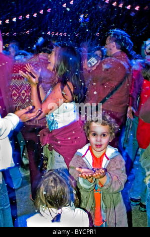 Paris, Frankreich - öffentliche Veranstaltungen - Nuit Blanche, Familien mit Kunstschnee auf Ball - (Bal Perdue - von Pierre Ardouvin), tanzen, Stockfoto