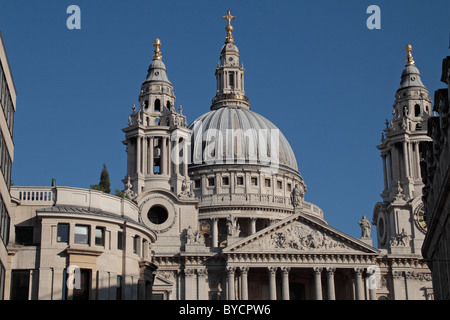 Blick auf St. Pauls Kathedrale betrachtet von Ludgate Hill, London, UK. Stockfoto