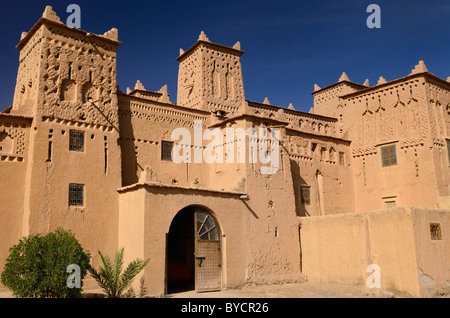 Eingang zum antiken Erbe Website Kasbah Amerhidl Schlamm und Stroh Gebäude in Skoura Oase Marokkos Stockfoto