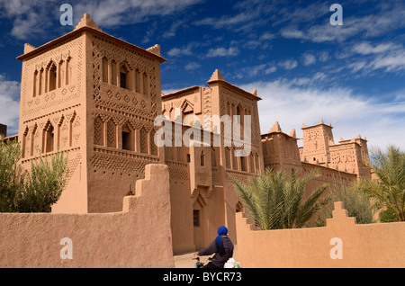 Renovierten Türme der alten Weltkulturerbe Kasbah amerhidl Ocker Erde Festung in Skoura oasis Marokko Stockfoto
