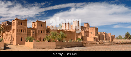 Panorama von Ocker Kasbah Amerhidil auf einem trockenen Flussbett in der skoura Oasis Palm Grove Marokko Stockfoto