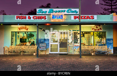 Fish &amp; Chips-Shop und Café Restaurant im Cervantes auf der Küste von Western Australia bei Nacht Stockfoto