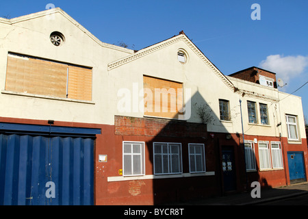 VEREINIGTES KÖNIGREICH. VERSEUCHTE EIGENSCHAFT UND VERLASSENEN GESCHÄFTE IN DER NÄHE VON TOTTENHAM HOTSPURS STADION WHITE HART LANE, TOTTENHAM, LONDON Stockfoto