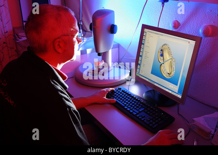 Dentallabor, Zahntechniker bei der Arbeit, Zahn-Prothese, Gesundheitswesen. Computer-aided Design von einer Zahnbrücke. Stockfoto