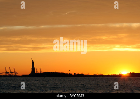 Panorama-Aufnahme der Statue of Liberty bei Sonnenuntergang. Stockfoto
