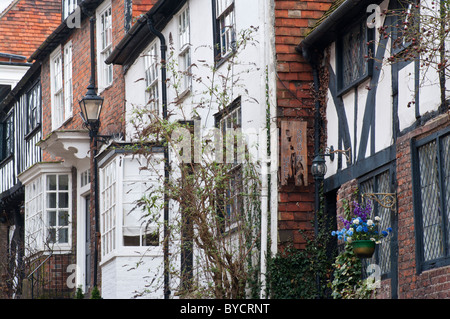 Vorderseite der alten Häuser In Mermaid Street Roggen East Sussex England Stockfoto