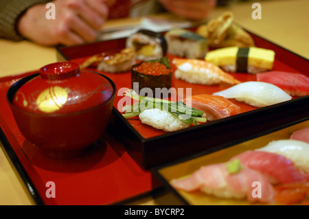Sushi-Platte in einem japanischen Restaurant (Osaka, Japan) Stockfoto