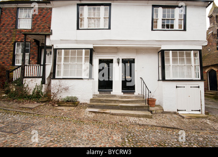 Vor dem Haus mit den beiden vorderen Türen In Mermaid Street Roggen East Sussex England Stockfoto