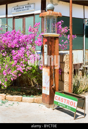 Alte verrostete Benzin-Zapfsäule und Castrol Schild am Hamelin Pool telegraph Station in Western Australia Stockfoto