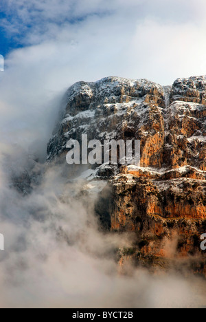 Einer der Türme der Astraka Berg in Zagori (oder "Zagorohoria") Region, beliebtes Winterziel für Griechen. Stockfoto