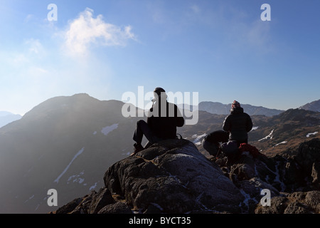 Wanderer auf dem Gipfel des Pavey Arche mit Blick auf Harrison scheut Langdale Seenplatte Cumbria UK Stockfoto