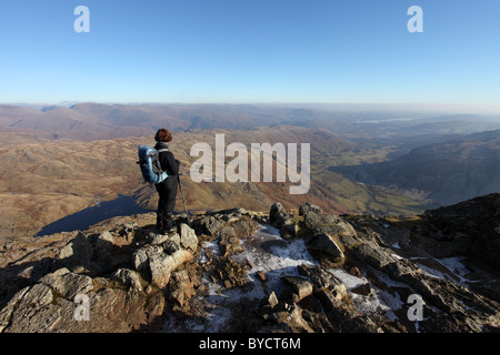 Hill-Walker auf dem Berg Harrison scheut, genießen den Blick über Great Langdale Seenplatte Cumbria UK Stockfoto