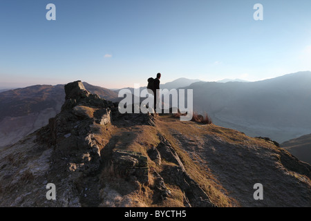 Hügel Walker auf Hecht Howe, Blick nach Süden über Great Langdale in Richtung Pike Blisko (ganz rechts) Stockfoto