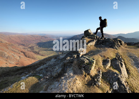 Hill-Walker auf Hecht Howe und den Blick nach unten in Richtung Lake Windermere Lake Distrikt Cumbria UK Great Langdale Stockfoto