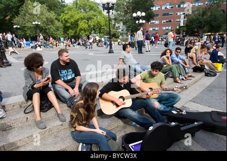 Die jungen Menschen, sich in der Union Square, New York City, USA Stockfoto