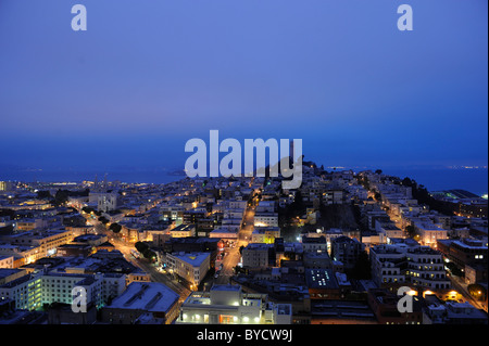 Nächtliche Skyline von San Francisco, Blick nach Norden in Richtung Coit Tower mit Nob Hill, die Bucht und Alcatraz sichtbar. Stockfoto