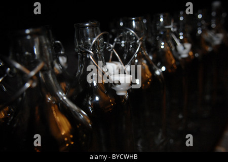 Glas Wasser in Flaschen in einem Restaurant in Brighton, East Sussex, UK. Stockfoto