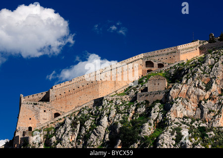 Palamidi Burg, der imposanteste unter den 3 Burgen der Stadt Nafplion, schwebt über der Stadt. Argolis, Peloponnes, Griechenland Stockfoto