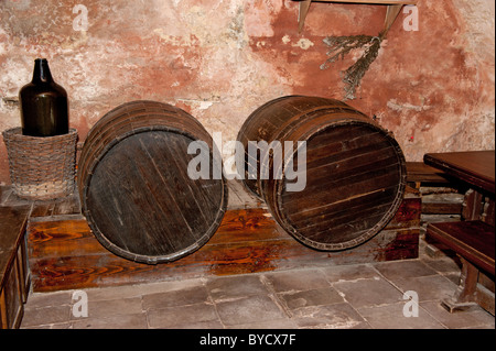 Weinkeller mit Fässern. Eine alte Keller mit Weinfässer Stockfoto