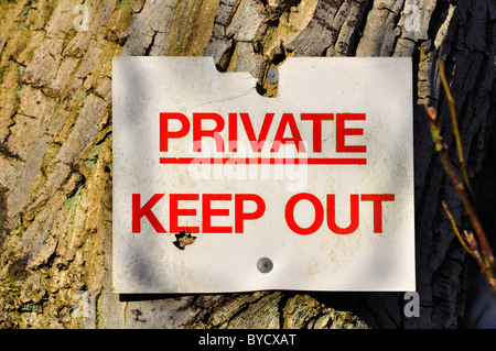 Private Keep Out Schild an einen Baum genagelt Stockfoto