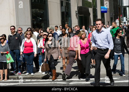 Menge von Menschen auf der Fifth Avenue, New York City, USA Stockfoto