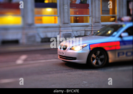 Bewaffnete Polizei-Fahrzeug reagiert, wenn Sie in London anrufen Stockfoto