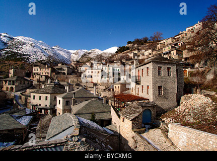 Syrrako, eines der schönsten griechischen Bergdörfern, hoch oben auf Tzoumerka Berge, Ioannina, Epirus, Griechenland Stockfoto