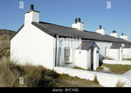 Eine Reihe Piloten der alten Hütten, jetzt stillgelegten auf Llanddwyn Island, Anglesey, Nordwales Stockfoto