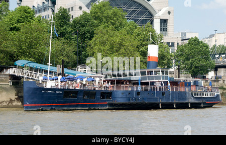 Tattershall Castle ist eine ehemalige Fluss Humber Raddampfer, die nun neben dem Victoria Embankment, London festgemacht. Stockfoto