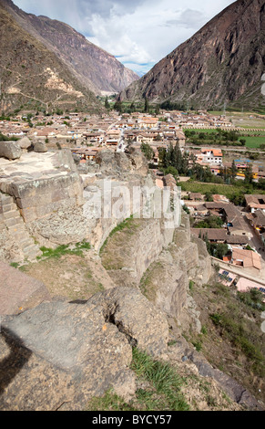 Inka Steinarbeiten und Terrassierung in Ollantaytambo, Peru, Südamerika Stockfoto