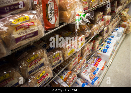 Brote von verpackten Brote sind gesehen Ob Supermarktregale in New York auf Sonntag, 30. Januar 2011. (© Richard B. Levine) Stockfoto