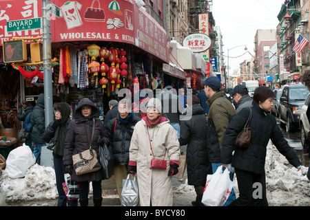 Chinatown in New York ist auf Samstag, 29. Januar 2011 vor der Ankunft des chinesischen neuen Jahres Betriebsamkeit. Stockfoto