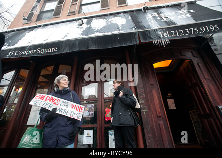 Demonstranten versammeln sich vor 35 Cooper Square in New York um ihre Unterstützung zu zeigen, bei der Rettung the1825 Gebäude abgerissen Stockfoto