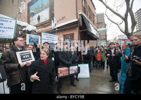 Demonstranten versammeln sich vor 35 Cooper Square in New York um ihre Unterstützung zu zeigen, bei der Rettung the1825 Gebäude abgerissen Stockfoto