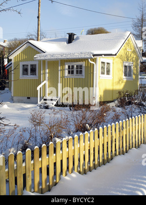 Ferienhaus im Schnee bedeckt Schrebergarten in Schweden. Stockfoto