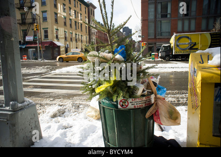 Ein überquellenden Papierkorb ist im New Yorker Stadtteil Chelsea gesehen. Stockfoto