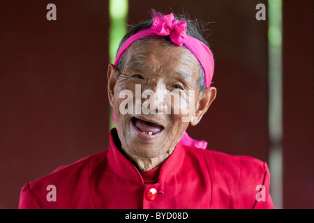 Achtzig Jahre alte chinesische Mann gekleidet rot und Tanz für Unterhaltung bei den Himmelstempel, Beijing, China. JMH4830 Stockfoto