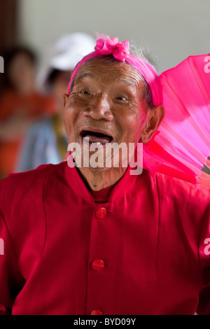 Achtzig Jahre alte chinesische Mann gekleidet rot und Tanz für Unterhaltung bei den Himmelstempel, Beijing, China. JMH4831 Stockfoto