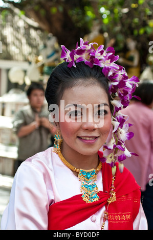 Frau in Tracht gekleidet, mit Orchideen auf dem Kopf, Wat Phra, die Doi Suthep, Chiang Mai, Thailand Stockfoto